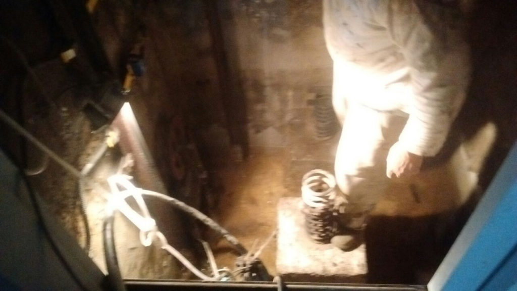 Personal de Impermeabilizaciones especiales impermeabilizando foso de ascensor
