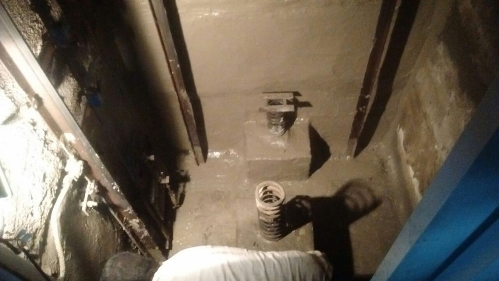 Personal de Impermeabilizaciones especiales impermeabilizando foso de ascensor